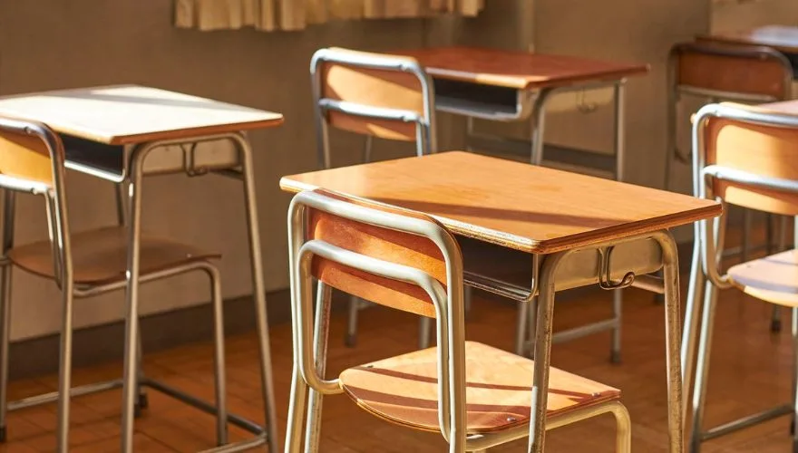 mesas e cadeiras de madeira para sala de aula