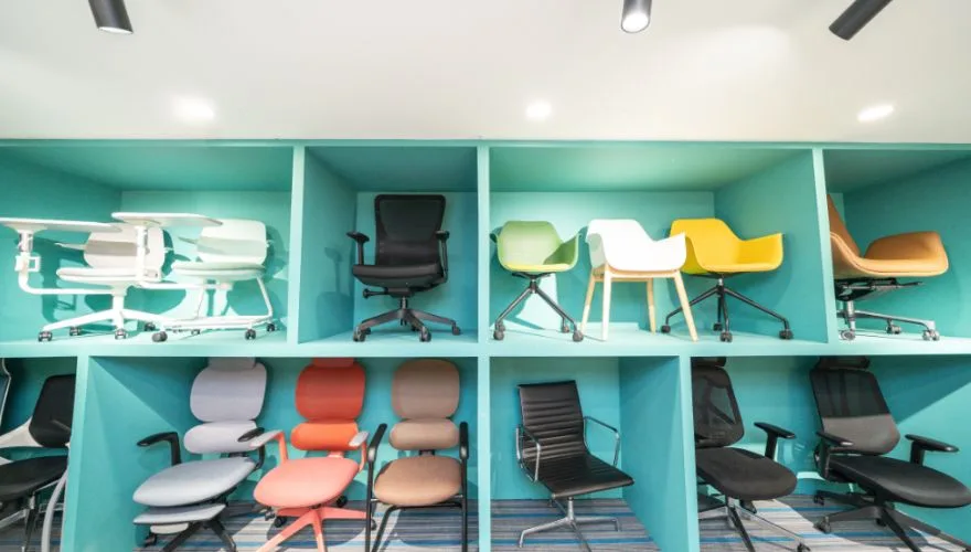 Cadeiras de escritório do showroom da Meet&Co em Singapura