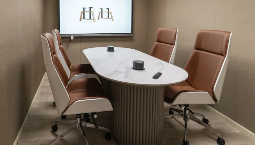 Mobiliário para sala de conferências do showroom da Meet&Co em Singapura 
