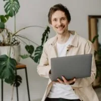 homem segurando um laptop