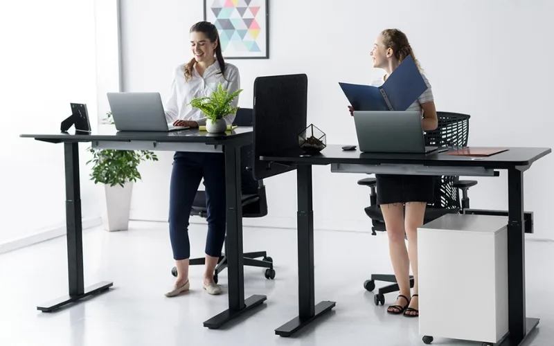 Mesa SmartDesk 2 autônoma com prateleira de armazenamento