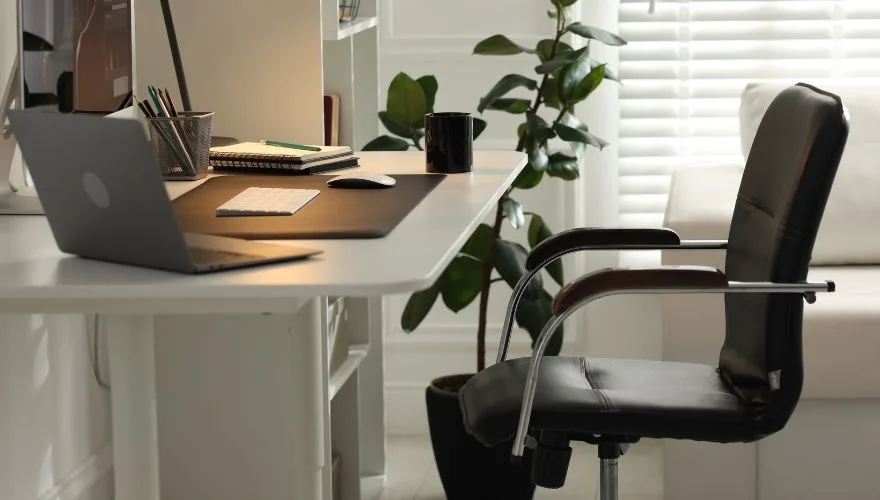 Configuração moderna de escritório em casa