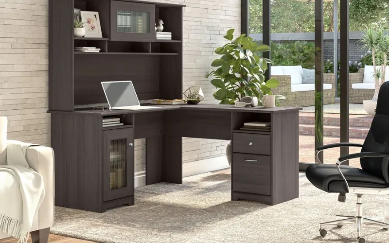 Escrivaninha em formato de L Cabot da Bush Furniture com estante