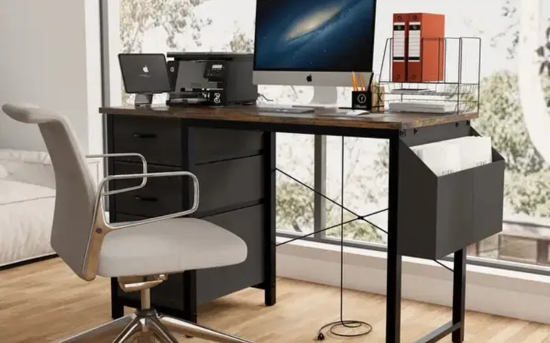 Mesa de computador moderna com espaço para armazenamento.