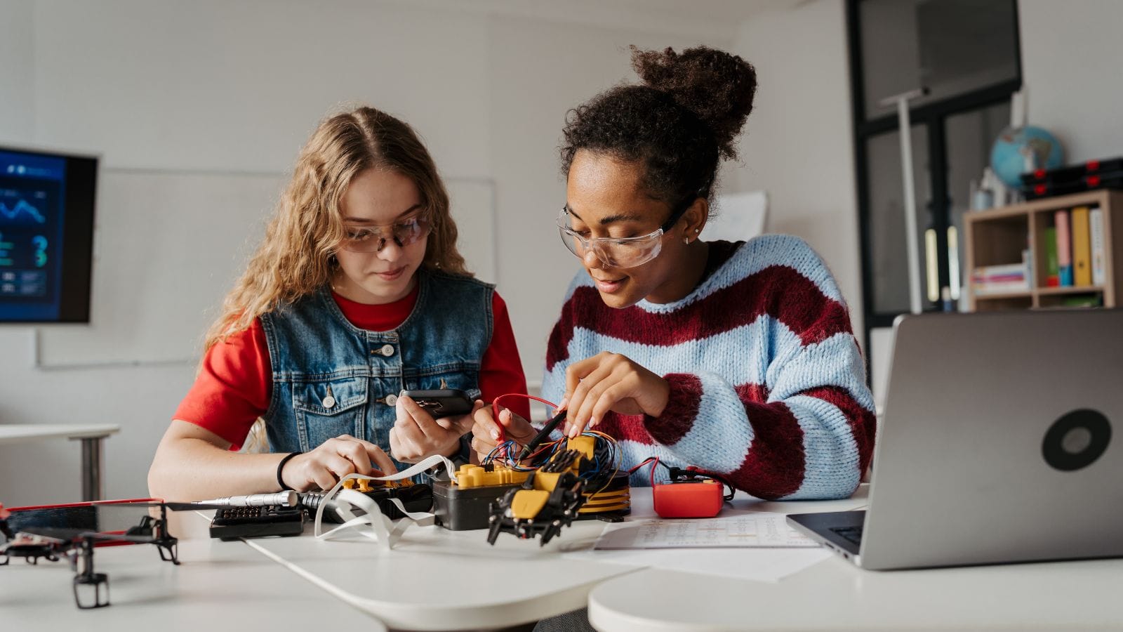 alunos trabalhando em um projeto