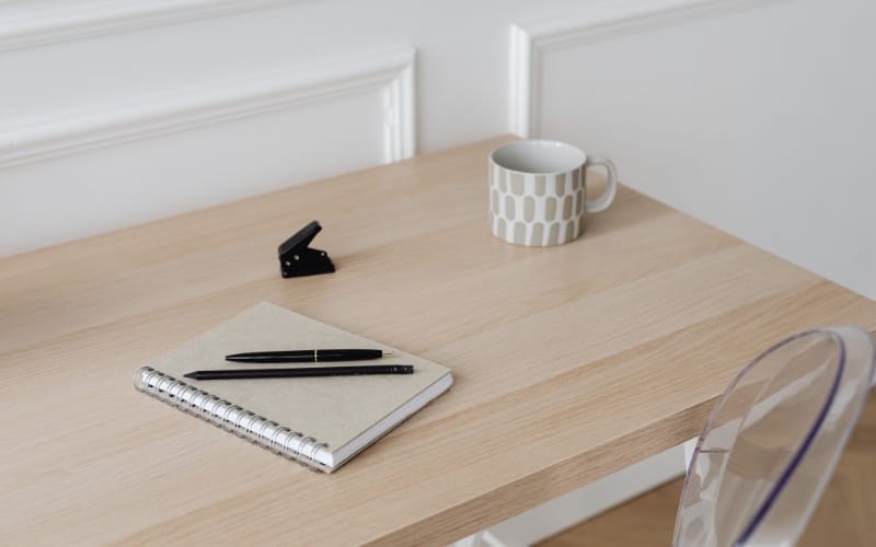 Minimalist how-do-you-plan-a-successful-diy-desk-build guide featuring a clean light wood surface