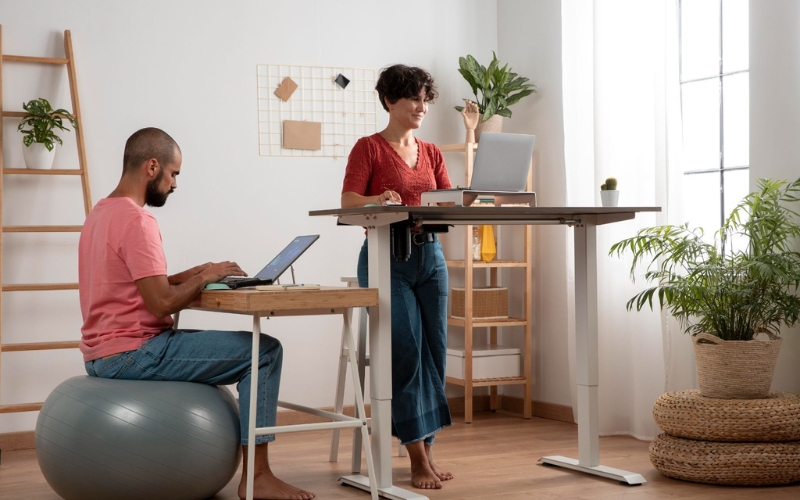 Adjustable sit-to-stand table in office
