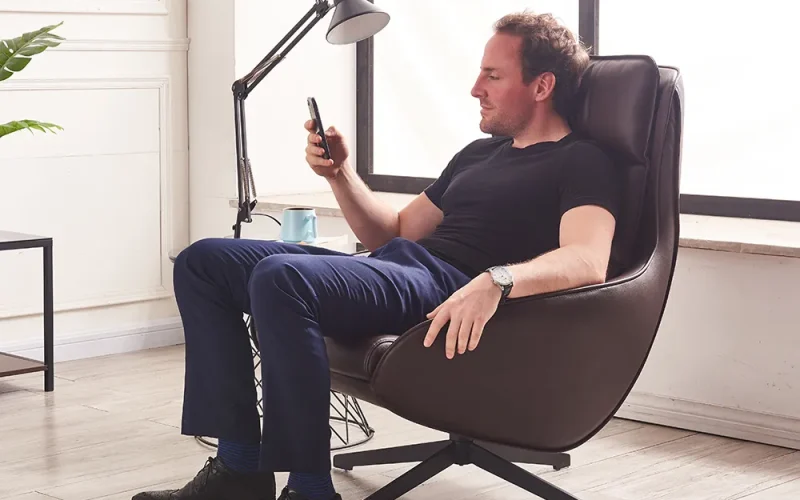 Single‑Seat Leather Office Chair Scene Image 1